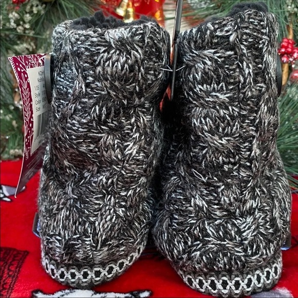 Women's Muk Luks Combertable Hazel Slippers - Picture 4 of 6